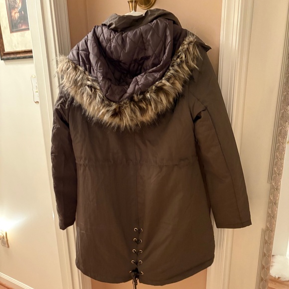 Guess Women’s Grace Shiny Crinkle Nylon Parka Jacket with Fur Trim Hood - Picture 10 of 10